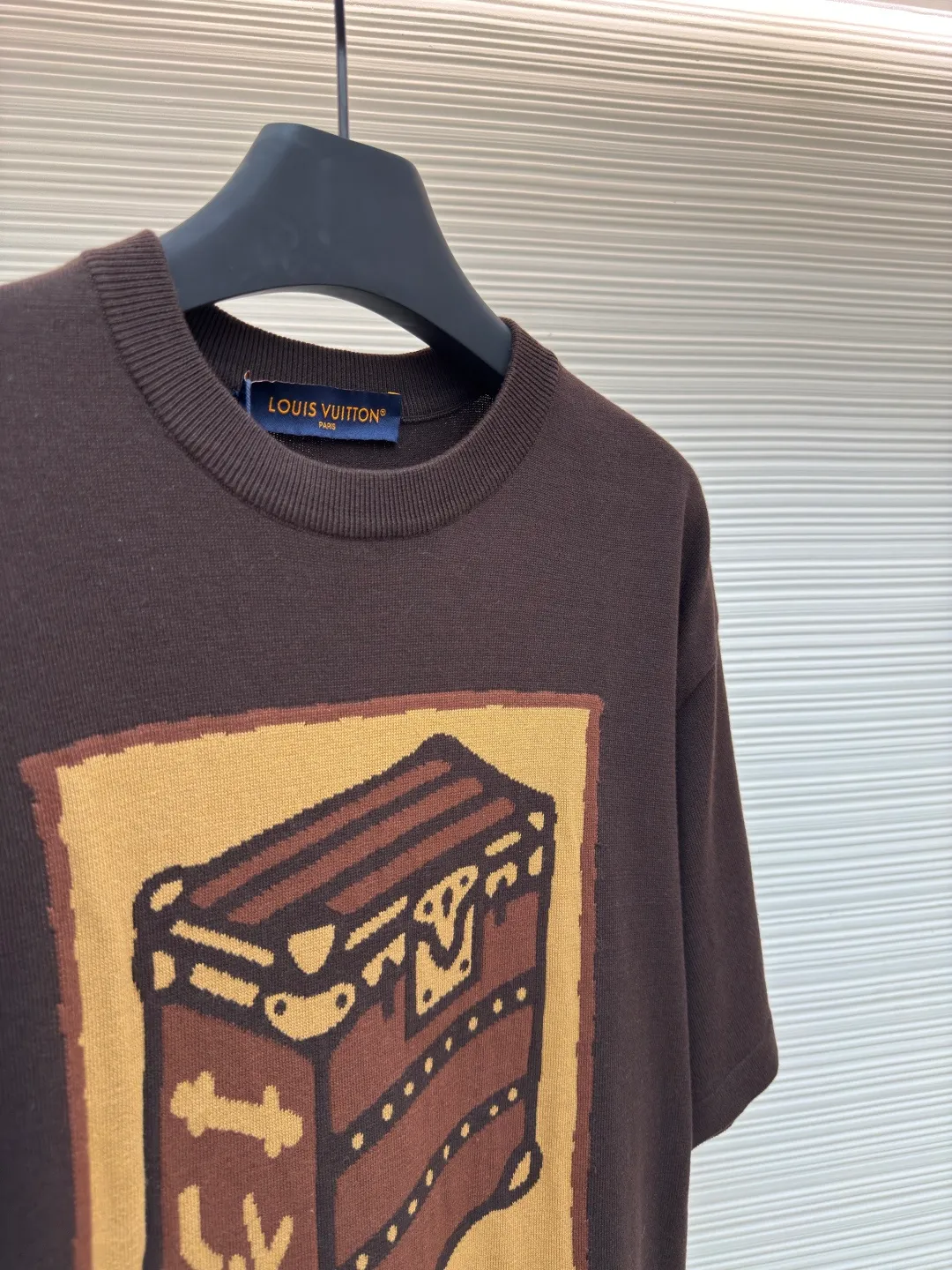 LOUIS VUITTON Hard box floral woolen T-shirt ●Authentic product: Purchased and developed for 7599 ●Item number: 1680183-A55 ●Fabric: combed cotton fabric ●Technology: woven ●Version: fitted version ●Weight: about 315 grams ●Size: XS-S-M-L ●Description: The wool is made of fully refined 100% cotton yarn, which is colored and dyed according to the original version. The experienced painter manually counts 13095 pinholes according to the original 1:1 fine pattern. It is truly perfect 1:1. It is woven using the latest wool hanging machine. During the weaving, 13 sand spits alternate back and forth. During weaving, the number of knitting lines on a single front garment is as high as 4352. There are so many knots in the newly woven garments that it requires manual thread picking, knotting inspection, and random inspection before seam picking. The original main mark, wash mark, details including the height of the wash mark, stitching method, and final ironing are all inspected before packaging and shipment. The overall wiring is straight and delicate, the fabric is comfortable and soft, and the color is consistent without color difference. It can be matched with the same style to create a fashionable look and control various occasions. Customized accessories, complete with three standards, same style for men and women!